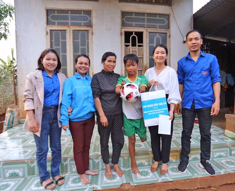 Quang cảnh buổi tặng quà.Ảnh-R.H (2)