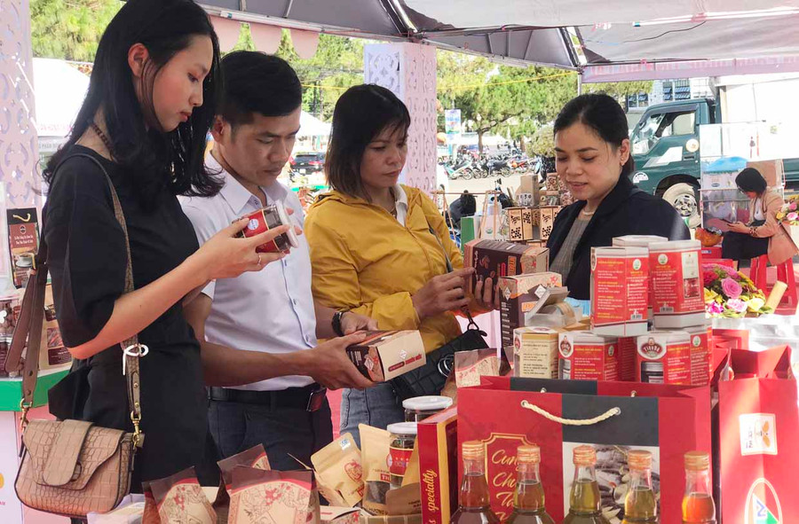Du khách tham quan gian hàng đặc sản, hàng OCOP của tỉnh. Ảnh: Vũ Thảo Du khách tham quan gian hàng đặc sản, hàng OCOP của tỉnh. Ảnh: Vũ Thảo