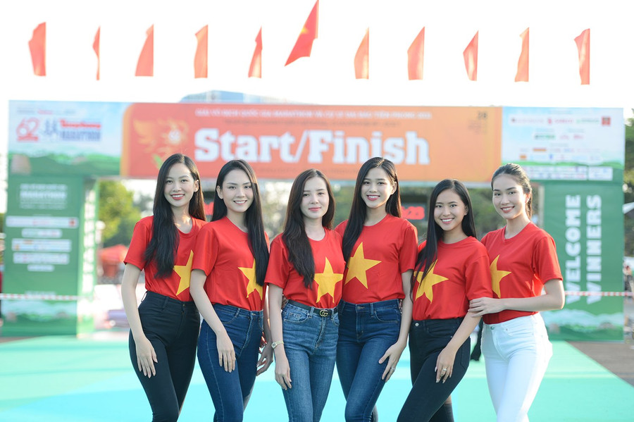 2. Sự có mặt của Hoa hậu Đỗ Thị Hà (thứ 4 từ trái qua) đã tạo thêm sức nóng cho giải marathon lần này