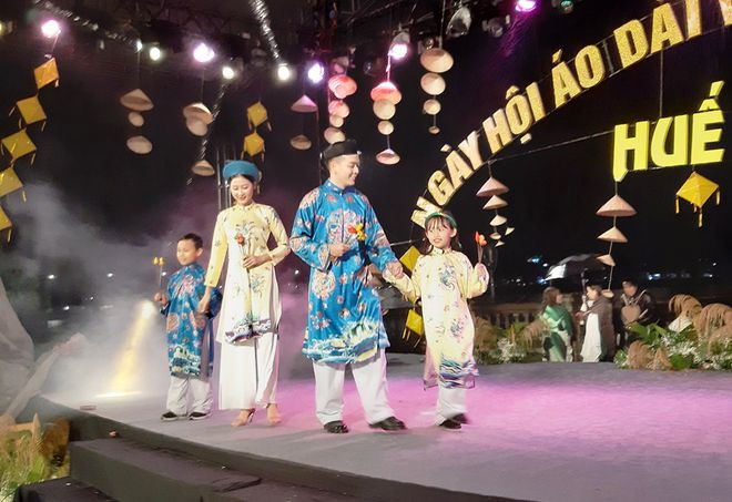 Trang phục áo dài truyền thống cho cả người lớn, trẻ em tại ngày hội áo dài và ẩm thực Huế năm 2020 - Ảnh: Bùi Ngọc Long Trang phục áo dài truyền thống cho cả người lớn, trẻ em tại ngày hội áo dài và ẩm thực Huế năm 2020 - Ảnh: Bùi Ngọc Long