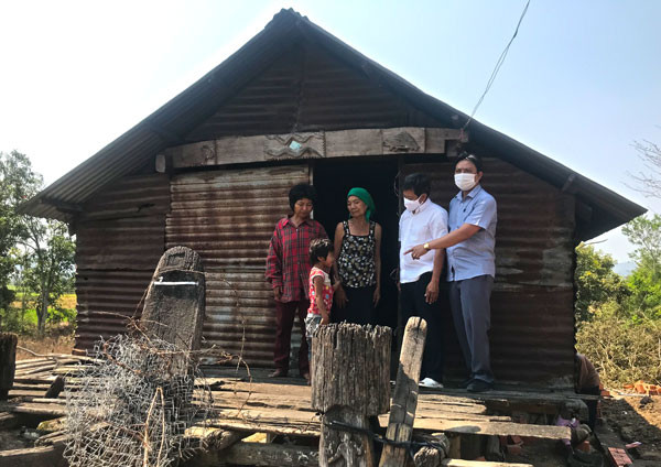 Ông Đoàn Ngọc Hải cùng ông Trịnh Văn Lương-Trưởng Ban dân vận, Chủ tịch Ủy ban MTTQ Việt Nam thị xã Ayun Pa thăm hộ nghèo hỗ trơ 60 triệu đồng xây nhà. Ảnh: Bích Hương