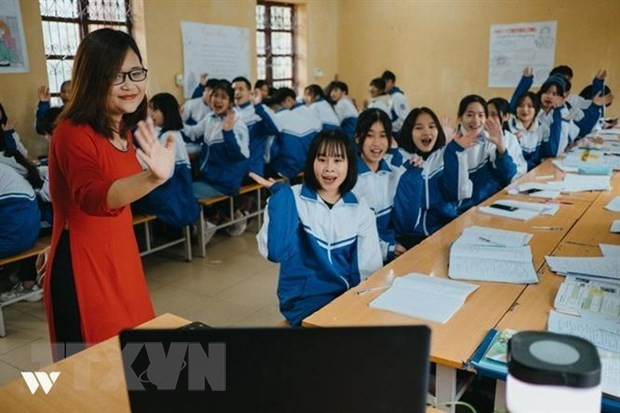 Cô giáo Hà Ánh Phượng với mô hình Lớp học xuyên biên giới tại Trường THPT Hương Cần, Thanh Sơn, Phú Thọ. (Ảnh: TTXVN phát)