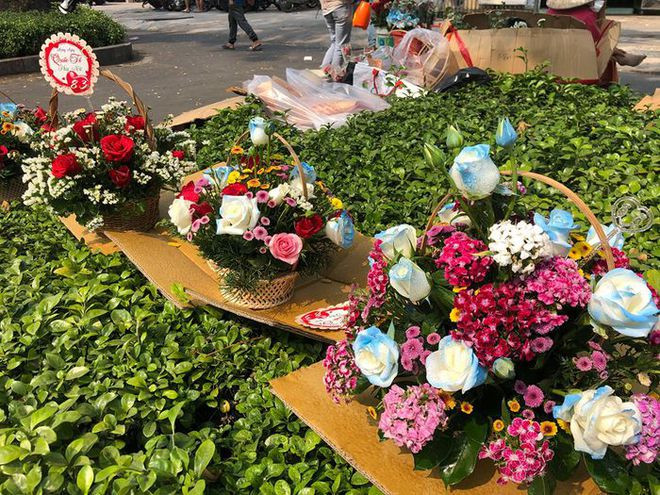 "Cánh màu râu" hãy chọn một giỏ hoa tươi để dành tặng cho người mình yêu thương nhân Ngày Quốc tế phụ nữ 8.3 - ẢNH: Lê Thanh