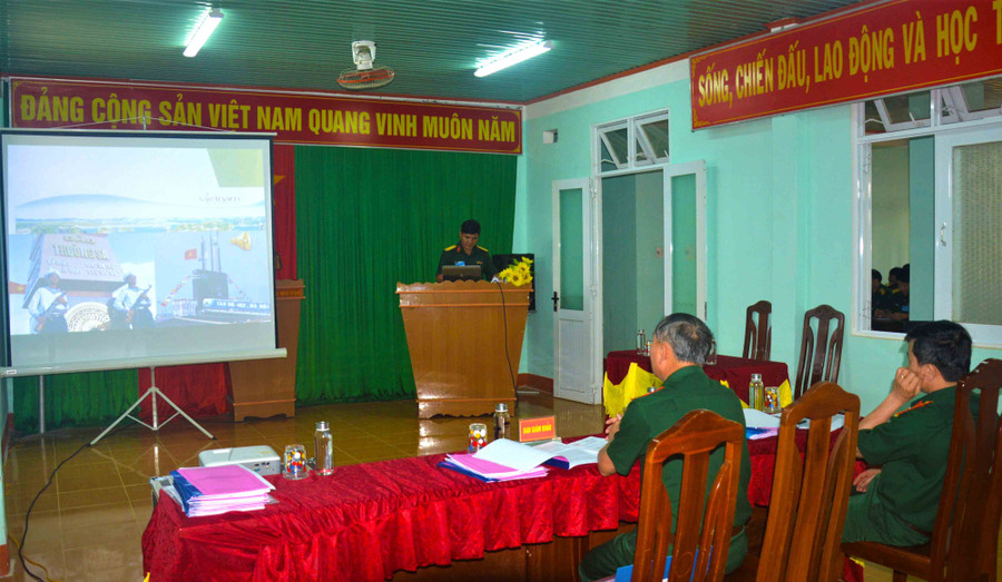  Thí sinh trình bày phần Thi Thực hành thuyết trình. Ảnh: Huy Bắc.