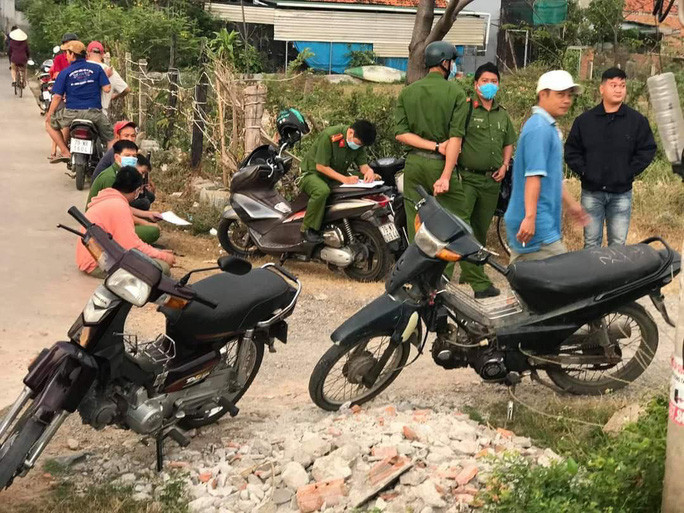 Lực lượng chức năng cũng đã phong tỏa hiện trường, khám nghiệm để làm rõ vụ việc