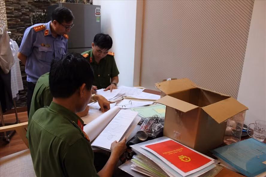  Công an Đồng Nai phối hợp với Cục Cảnh sát hình sự, Bộ Tư lệnh Cảnh sát cơ động và các đơn vị nghiệp vụ Bộ Công an đồng loạt bắt, khám xét khẩn cấp tại 10 địa điểm là kho chứa, cây xăng, trụ sở làm việc và nơi ở của các đối tượng. Ảnh: Công an Đồng Nai