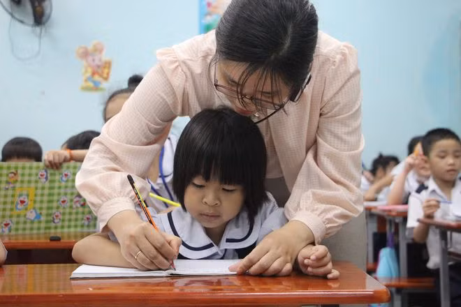 Từ 20.3, các trường sẽ xếp hạng giáo viên theo chùm thông tư 01, 02, 03, 04 Bộ GD-ĐT mới ban hành - ẢNH: Nguyễn Loan Từ 20.3, các trường sẽ xếp hạng giáo viên theo chùm thông tư 01, 02, 03, 04 Bộ GD-ĐT mới ban hành - ẢNH: Nguyễn Loan