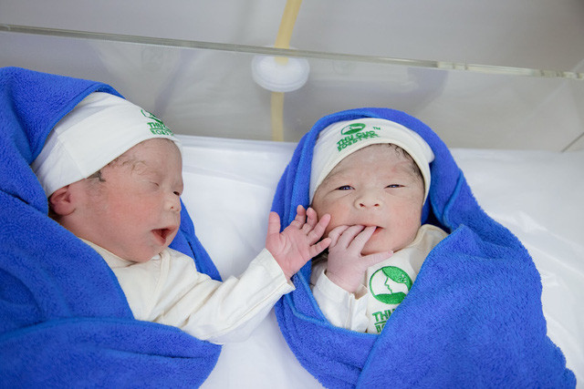Khoảnh khắc đầu tiên của hai bé trai được ê-kíp bệnh viện lưu giữ lại Khoảnh khắc đầu tiên của hai bé trai được ê-kíp bệnh viện lưu giữ lại