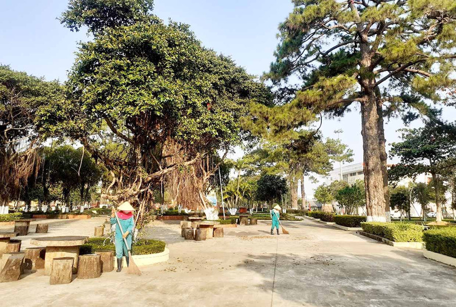 Lao động vệ sinh rác thường xuyên tại Quảng trường. Ảnh: Khoa Thi