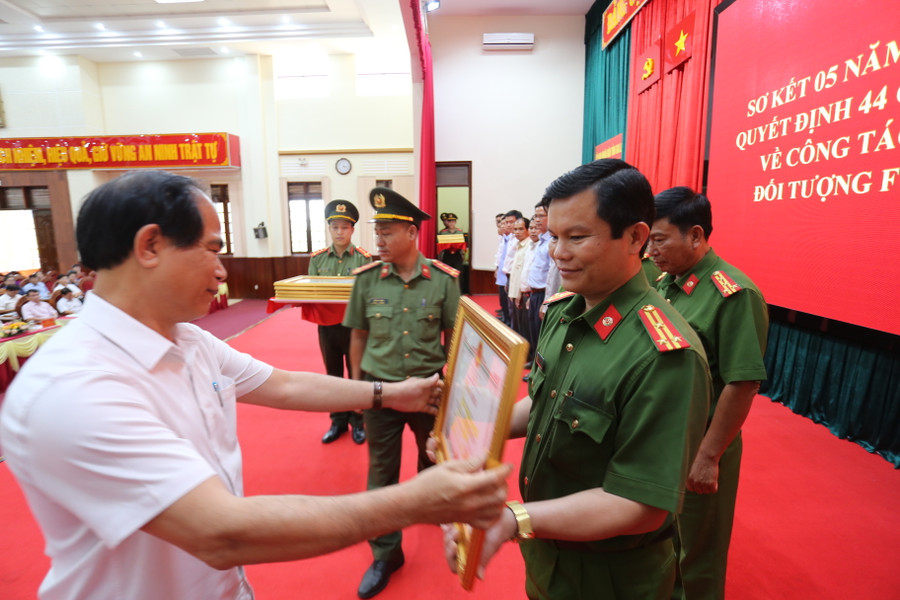 Chủ tịch UBND tỉnh Võ Ngọc Thành tặng Bằng khen cho các tập thể