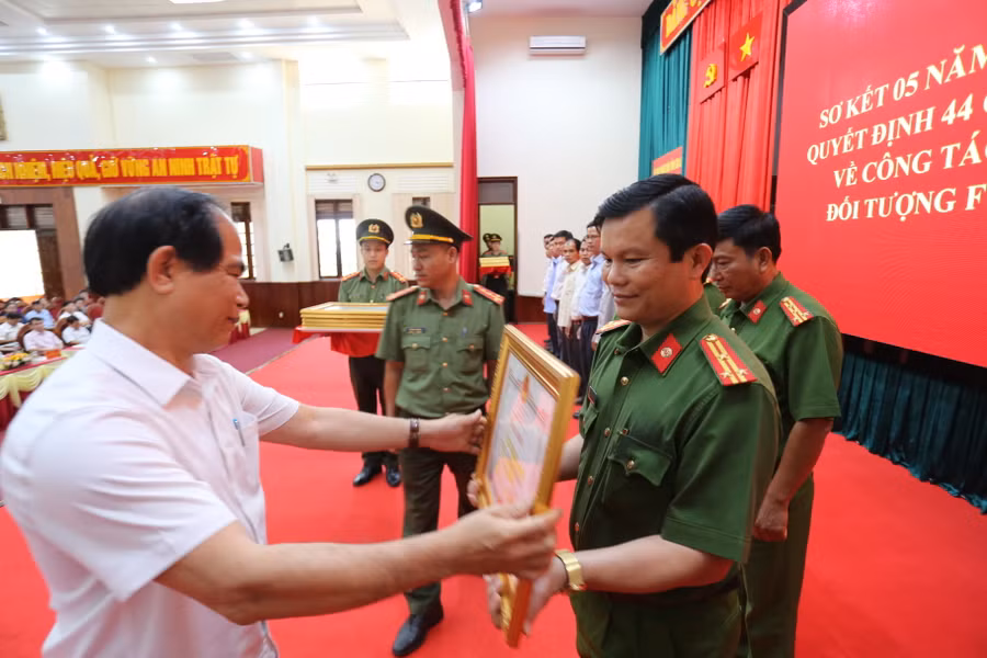 Chủ tịch UBND tỉnh Võ Ngọc Thành tặng Bằng khen cho các tập thể