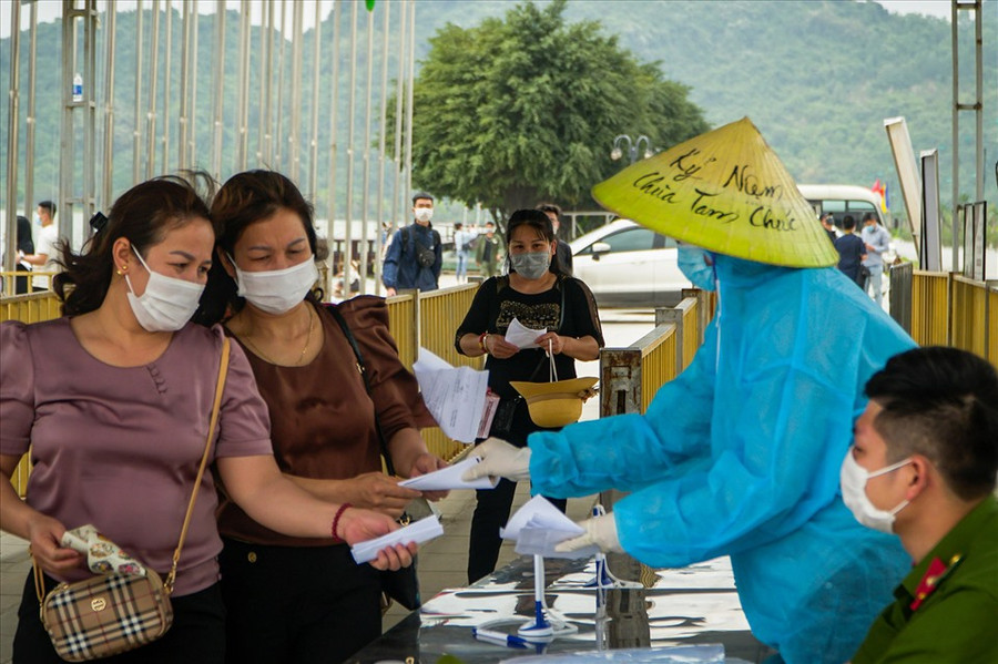 Du khách làm thủ tục vào lễ chùa Tam Chúc ( tỉnh Hà Nam). Ảnh: Anh Minh