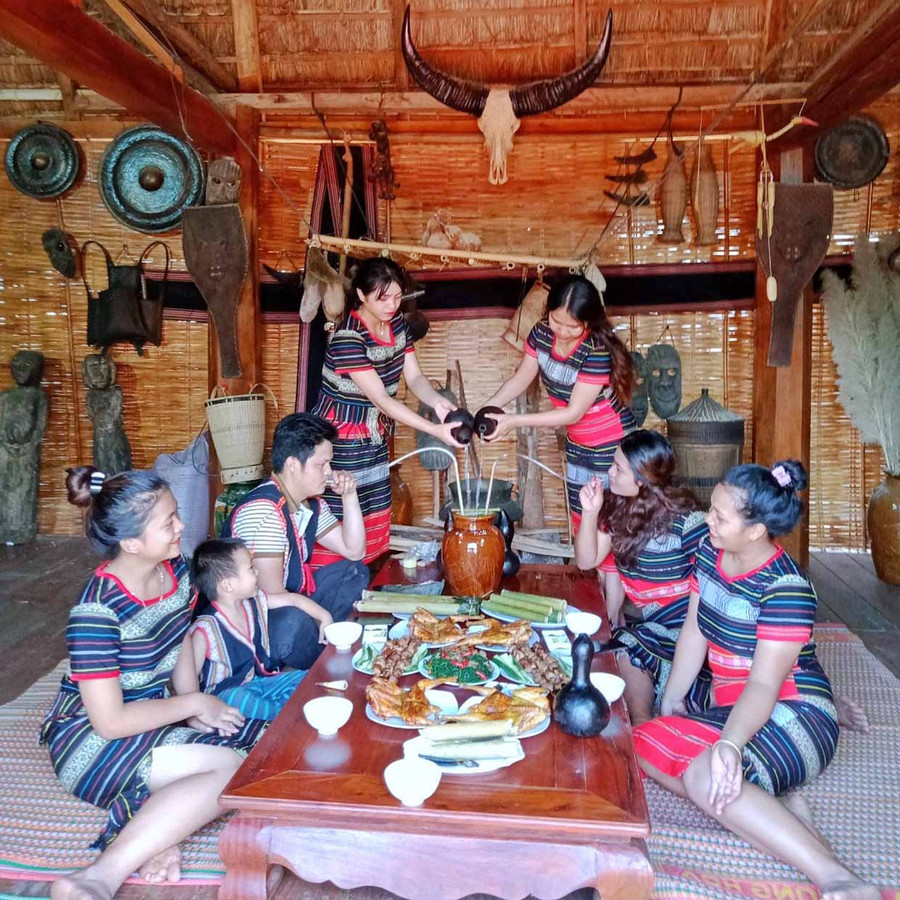 Thưởng thức văn hóa ẩm thực tại quán của nghệ nhận Ksor H'nao. Ảnh: Hoàng Ngọc