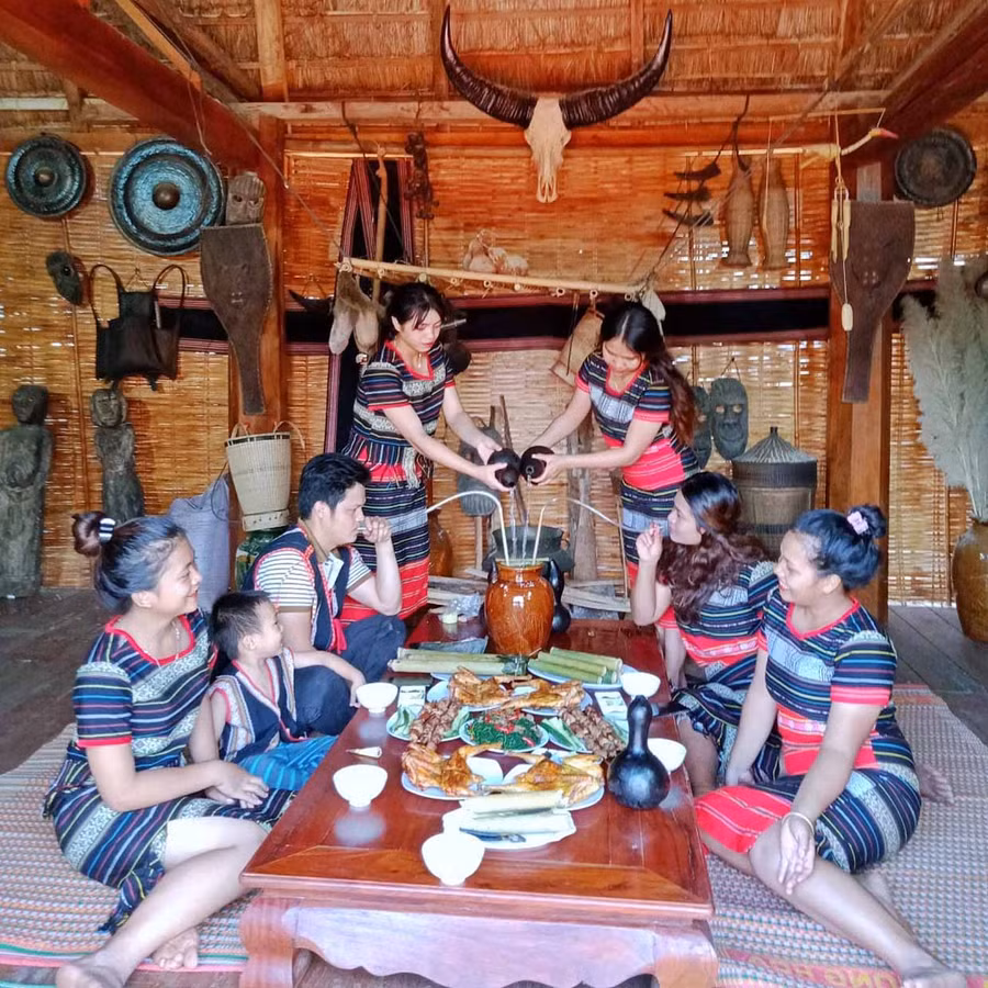 Thưởng thức văn hóa ẩm thực tại quán của nghệ nhận Ksor H'nao. Ảnh: Hoàng Ngọc