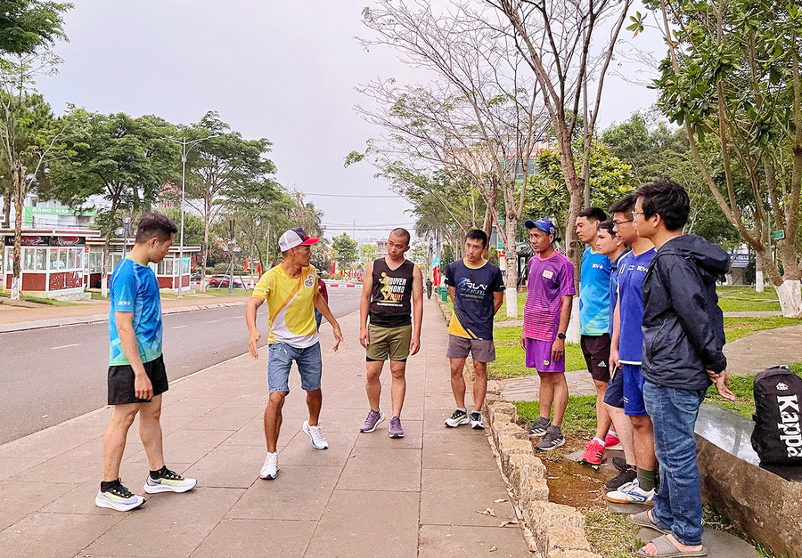 Anh Nguyễn Văn Long (thứ 2 từ trái sang) hướng dẫn VĐV kỹ thuật lên, xuống dốc trên đường chạy marathon. Ảnh: Hoàng Ngọc