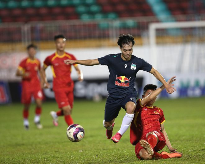 Văn Toàn đột phá - Ảnh: Minh Trần Văn Toàn đột phá - Ảnh: Minh Trần