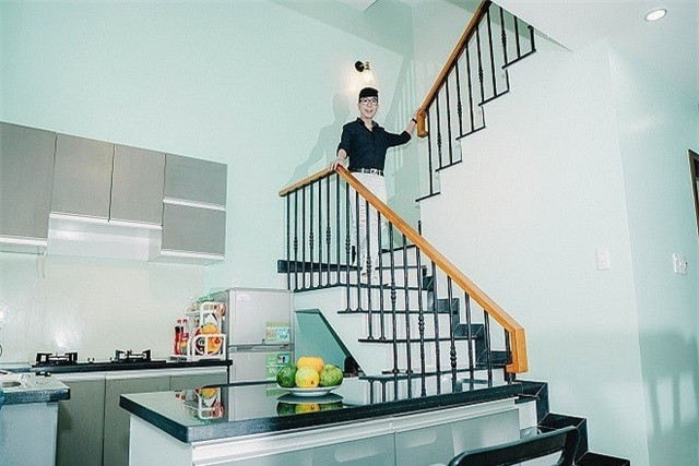  5 Phòng ngủ gọn gàng và được bày trí có không gian mở, nhiều ô cửa sổ lớn.