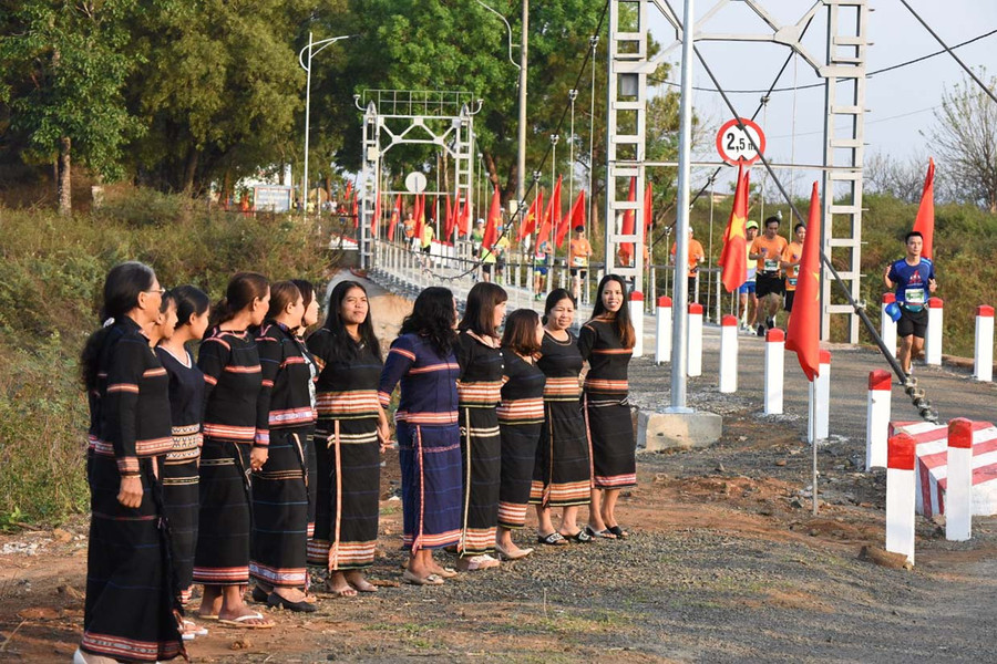 Phụ nữ làng Phung, xã Biển Hồ diện thổ cẩm truyền thống đi cổ động cho các vận động viên. Ảnh: Đức Thụy Phụ nữ làng Phung, xã Biển Hồ diện thổ cẩm truyền thống đi cổ động cho các vận động viên. Ảnh: Đức Thụy