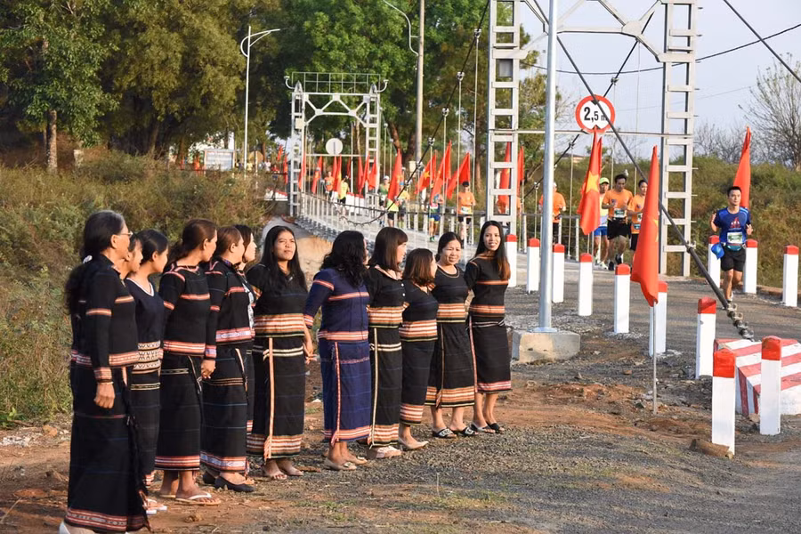 Phụ nữ làng Phung, xã Biển Hồ diện thổ cẩm truyền thống đi cổ động cho các vận động viên. Ảnh: Đức Thụy