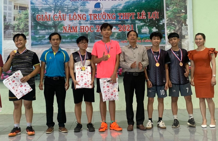 Ban tổ chức trao giải cho các học sinh đạt thành tích cao tại giải đấu lần này. Ảnh: Thiên Di