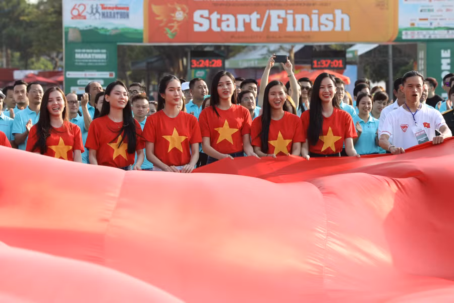 Dàn Hoa hậu Việt Nam năm 2020 tham gia Lễ tôn vinh cờ Tổ quốc trong sáng ngày 27-3 tại Quảng trường Đại Đoàn Kết-ảnh Hồng Vĩnh