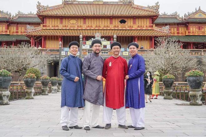 Áo dài ngũ thân nam với di sản cố đô Huế - Ảnh: Văn Thể Huế Áo dài ngũ thân nam với di sản cố đô Huế - Ảnh: Văn Thể Huế