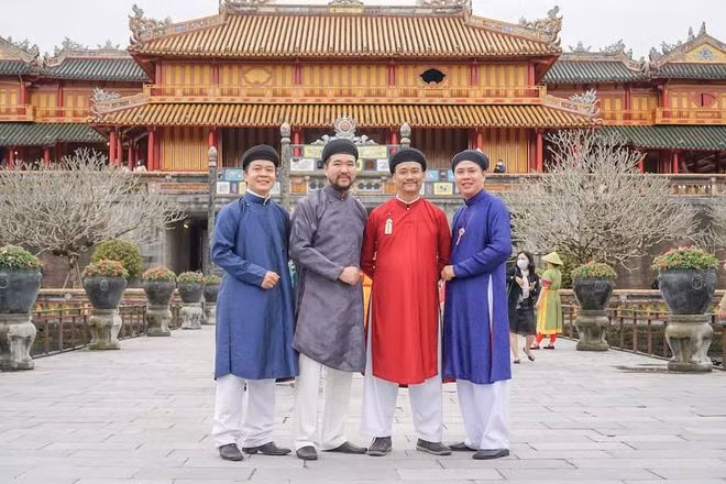 Áo dài ngũ thân nam với di sản cố đô Huế - Ảnh: Văn Thể Huế