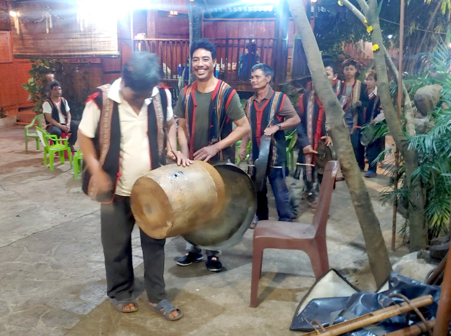 Plei Cồng Chiêng: Kết nối niềm đam mê âm nhạc truyền thống ảnh 2 Một tiết mục biểu diễn của nhóm Plei Cồng Chiêng. Ảnh: R'Ô Hok