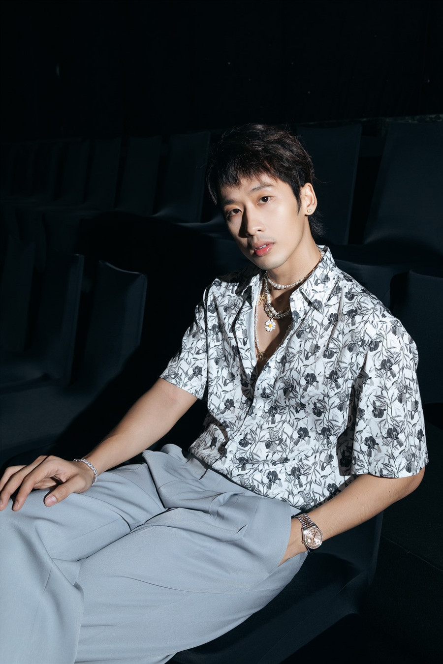 Từng được gán ghép với cái tên “người tình màn ảnh của Hari Won” nhưng nay Tuấn Trần đã tạo nên được chỗ đứng riêng của mình bằng thực lực qua hàng loạt sản phẩm chất lượng, mới đây nhất là phim điện ảnh “Bố già“. Hari Won cũng dành nhiều sự động viên cho “đàn em” vì biết anh gặp không ít áp lực khi đảm nhận một vai đòi hỏi tâm lý phức tạp như Quắn của “Bố già“. Ảnh: NSCC.