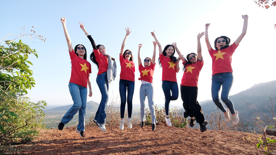 3. Các người đẹp tham quan, chụp ảnh tại núi lửa Chư Dang Ya-thắng cảnh đẹp nổi tiếng của Gia Lai.jpg