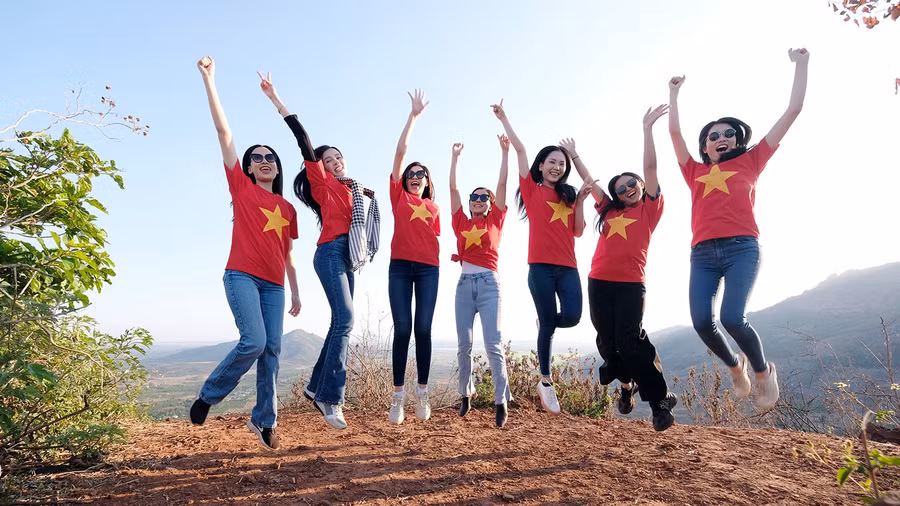 3. Các người đẹp tham quan, chụp ảnh tại núi lửa Chư Dang Ya-thắng cảnh đẹp nổi tiếng của Gia Lai.jpg