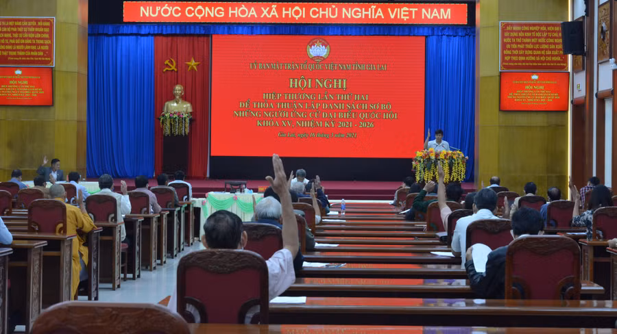  Các đại biểu dự hội nghị biểu quyết thông qua danh sách sơ bợ giới thiệu người ứng cử đại biểu Quốc hội khóa XV. Ảnh: Anh Huy