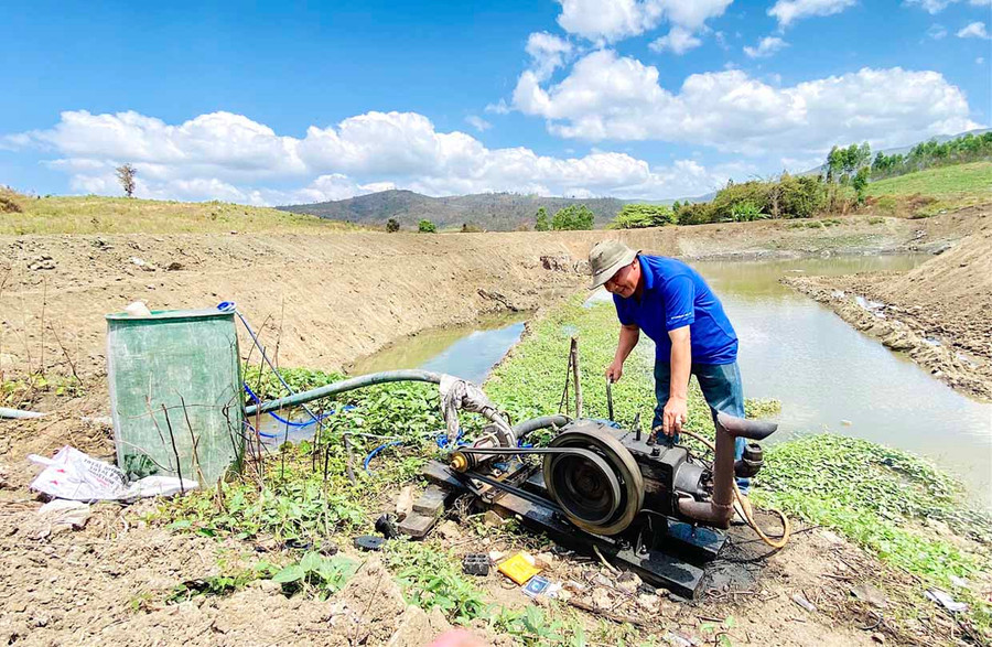 Ông Nguyễn Văn Dư (làng Hơn, xã Ya Ma) bơm nước từ ao để tưới cho 5,5 ha ớt và bí đỏ. Ảnh: Hồng Thi
