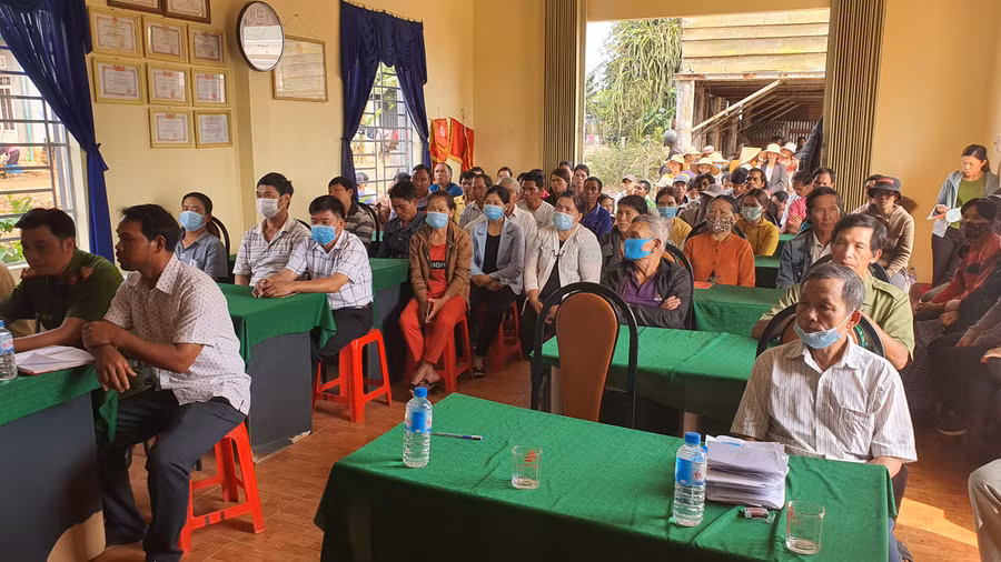 Đông đảo người dân tham gia buổi phát động tại làng Ia Lang (phường Chi Lăng)