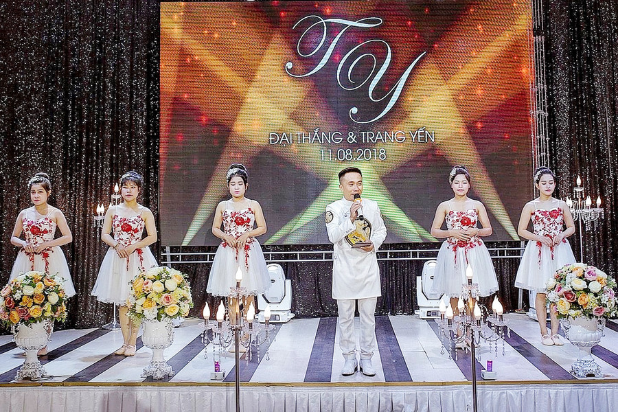 MC Hoàng Nam thường xuất hiện trên sân khấu trong trang phục áo dài. Ảnh: Hoàng Ngọc