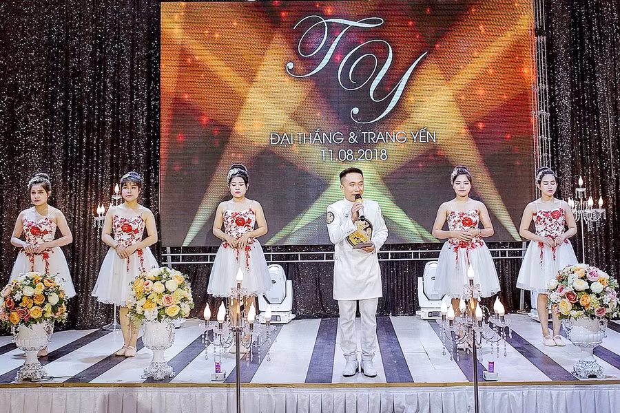 MC Hoàng Nam thường xuất hiện trên sân khấu trong trang phục áo dài. Ảnh: Hoàng Ngọc