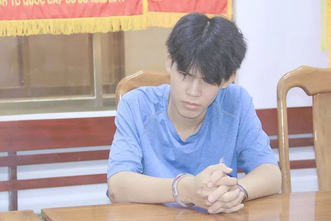 Nam sinh lớp 10 khi vừa được di lý về Công an tỉnh An Giang để phục vụ công tác điều tra. Ảnh: T.Tầm