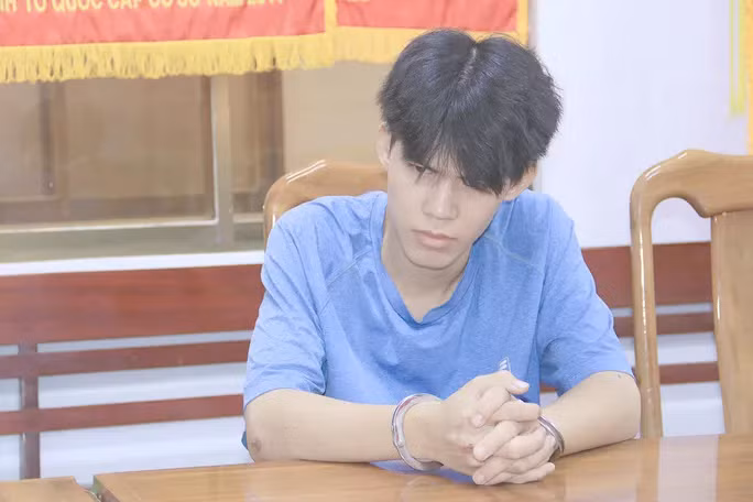 Nam sinh lớp 10 khi vừa được di lý về Công an tỉnh An Giang để phục vụ công tác điều tra. Ảnh: T.Tầm