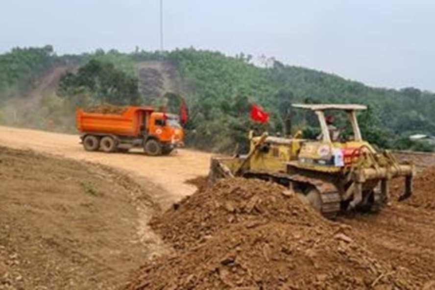 Thi công cao tốc Bắc Nam. Ảnh: ĐT Thi công cao tốc Bắc Nam. Ảnh: ĐT