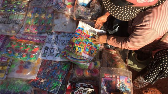 Đồ chơi phát nổ nguy hiểm bày bán trước cổng trường học ẢNH: THANH QUÂN