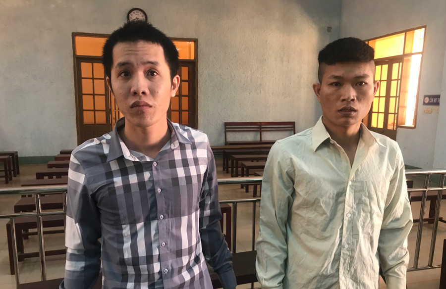 Mạnh (trái) và Nhất tại phiên tòa xét xử sơ thẩm