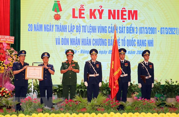 Thượng tướng Võ Minh Lương, Thứ trưởng Bộ Quốc phòng trao Huân chương Bảo vệ Tổ quốc hạng Nhì cho Bộ Tư lệnh Vùng Cảnh sát biển 3. (Nguồn: TTXVN) Thượng tướng Võ Minh Lương, Thứ trưởng Bộ Quốc phòng trao Huân chương Bảo vệ Tổ quốc hạng Nhì cho Bộ Tư lệnh Vùng Cảnh sát biển 3. (Nguồn: TTXVN)