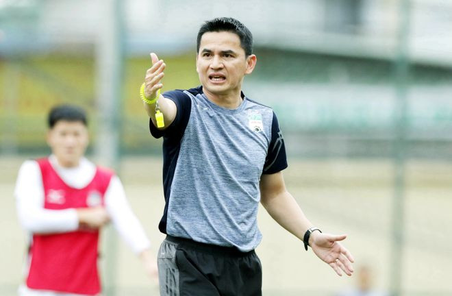 Kiatisak gặp khó khăn khi đối đầu với Nguyễn Đức Thắng - Ảnh: Khả Hòa Kiatisak gặp khó khăn khi đối đầu với Nguyễn Đức Thắng - Ảnh: Khả Hòa