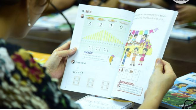 Giáo viên Trường Marie Curie Hà Nội nghiên cứu chọn SGK lớp 1 năm học 2020 - 2021. ẢNH: M.C