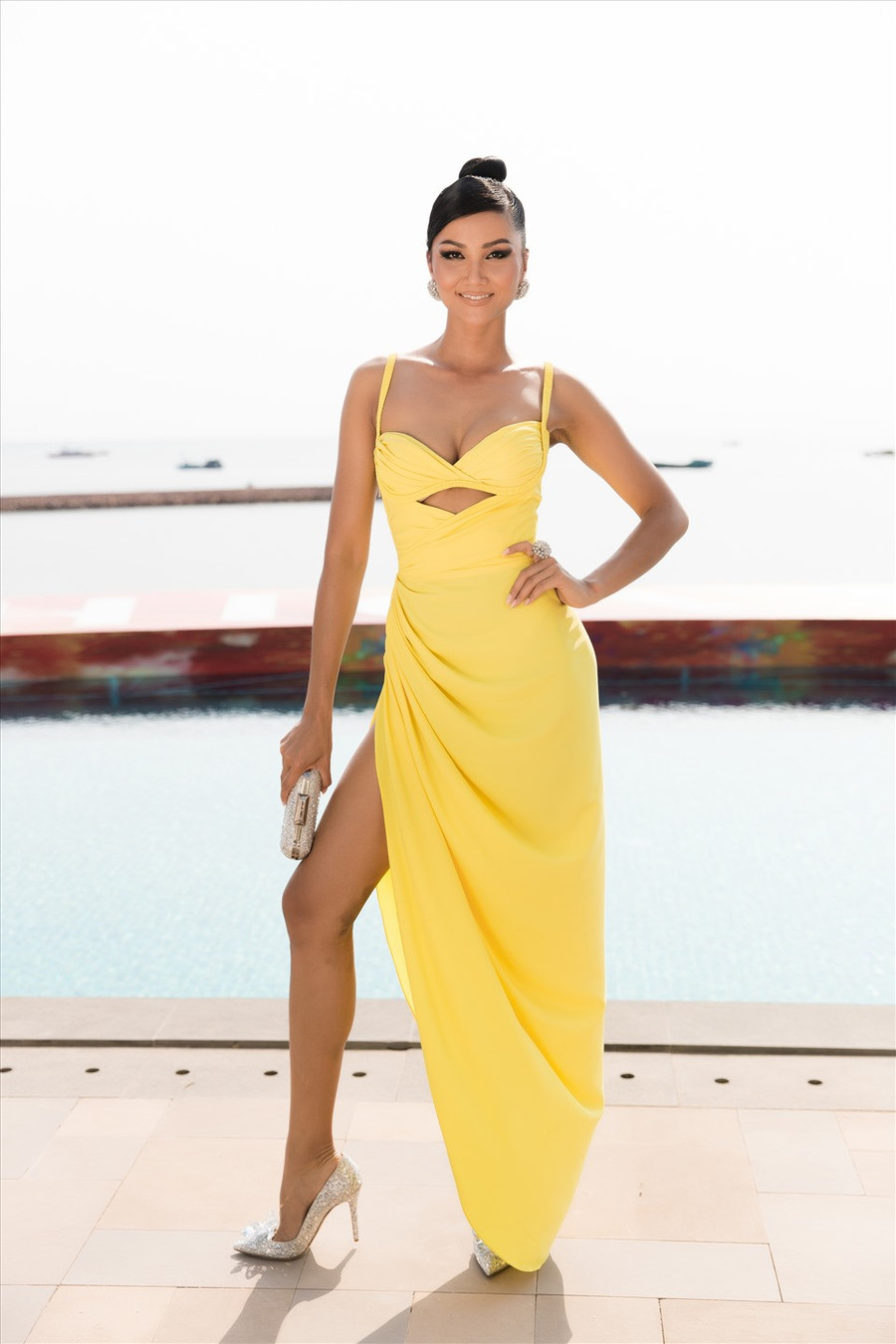 Đây là lần hiếm hoi cô xuất hiện trở lại sau thời gian tạm rời showbiz. Nàng hậu make up đậm, sắc sảo, tóc búi cao thể hiện sự cá tính, mạnh mẽ. Ảnh: NSCC.