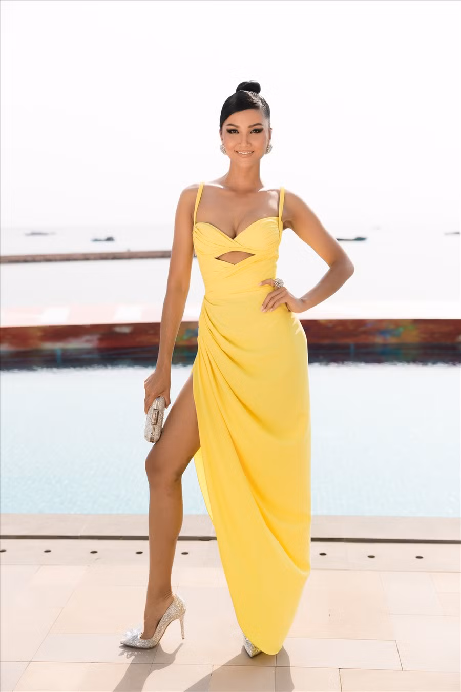 Đây là lần hiếm hoi cô xuất hiện trở lại sau thời gian tạm rời showbiz. Nàng hậu make up đậm, sắc sảo, tóc búi cao thể hiện sự cá tính, mạnh mẽ. Ảnh: NSCC.