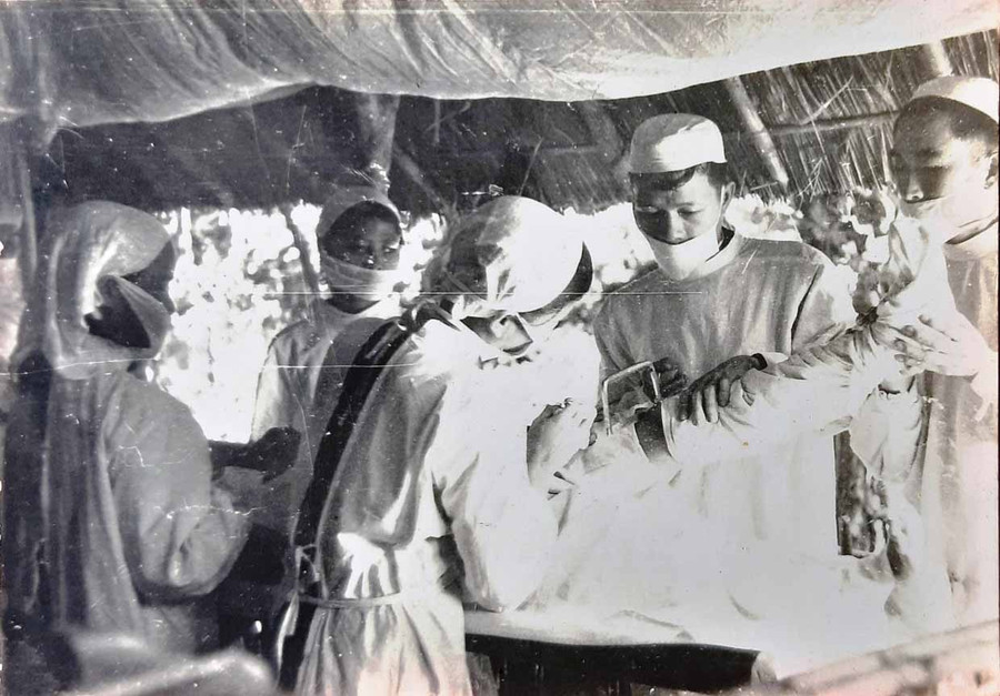 Bác sĩ Đinh Minh Chánh (người cầm cưa) và các đồng nghiệp trong 1 ca phẫu thuật ở chiến trường, năm 1968. (ảnh tư liệu do N.Q.T sưu tầm). Bác sĩ Đinh Minh Chánh (người cầm cưa) và các đồng nghiệp trong 1 ca phẫu thuật ở chiến trường, năm 1968 (ảnh tư liệu do N.Q.T sưu tầm).