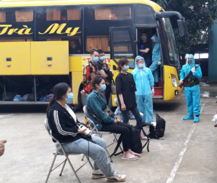 Hành khách Trung Quốc đi được yêu cầu xuống xe dưới sự giám sát chặt chẽ của lực lượng chức năng - Ảnh: Đ. Thanh