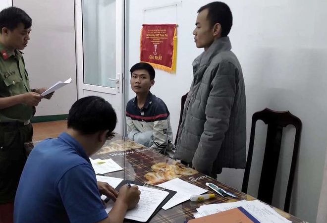 Công an tỉnh Quảng Nam đọc lệnh bắt tạm giam Toàn và Sơn. ẢNH: C.X