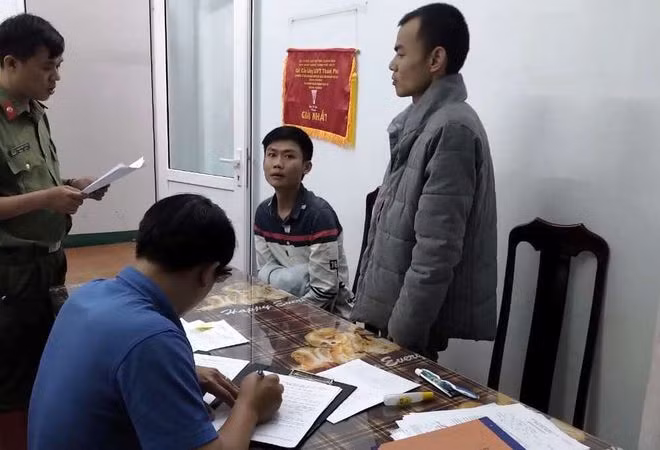 Công an tỉnh Quảng Nam đọc lệnh bắt tạm giam Toàn và Sơn. ẢNH: C.X